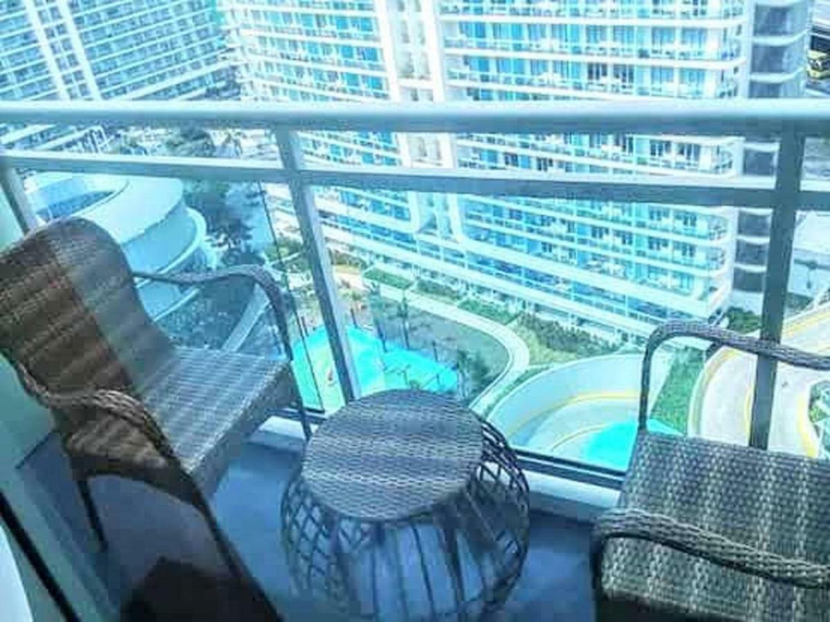 Azure C5 Man-Made Beach Balcony Multiple Units Manila Exterior photo